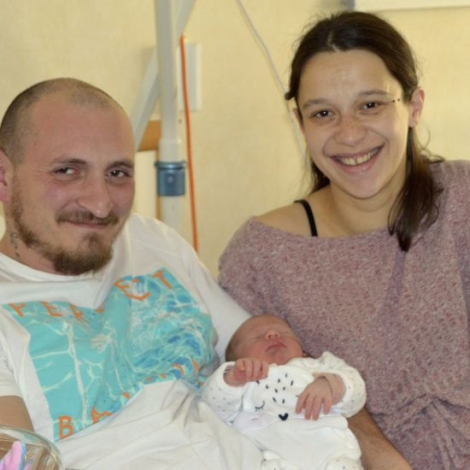 La petite Eleen est le 1er bb n  la maternit de l'hpital de Montluon en 2024