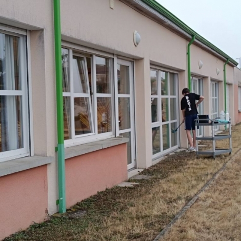 A Quinssaines des jeunes travaillent pour la commune en change d'une aide pour leur permis de conduire