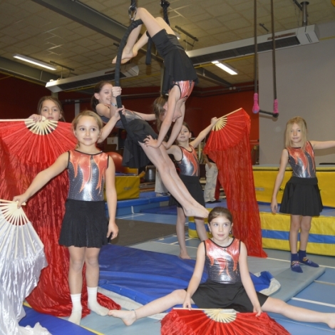 Des lves d'Acrobacirque et du Conservatoire sur la scne de la MJC de Montluon samedi 6 dcembre pour le spectacle 
