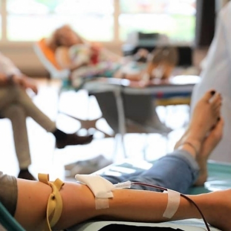 L'établissement français du sang appelle les donneurs... à donner.