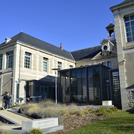 L'un des responsables de l'agression d'un retrait de 93 ans et du saccage du Lyce Genevive Vincent  Commentry, a cop de 2 ans ferme