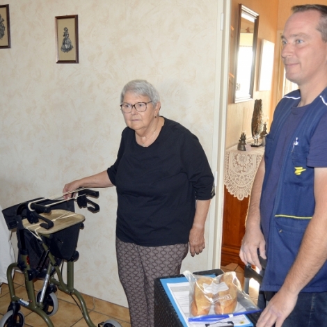 La Poste livre depuis cette anne 2025 des repas  domicile pour des retraits isols