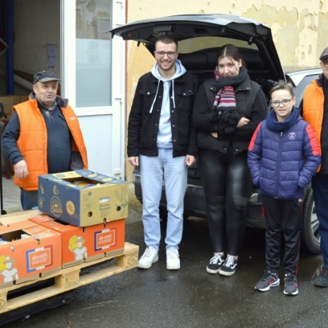 La commission jeunes d'Arpheuilles-St-Priest a rcolt et donn 66kgs de nourriture et de produits d'hygine  la Banque Alimentaire