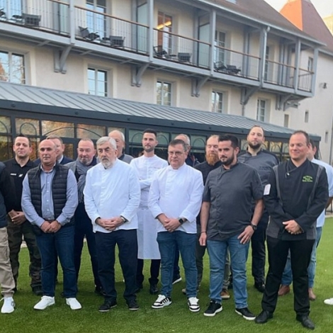 Le chef du Chteau St-Jean Olivier Valade s'est associ  l'cole de gendarmerie cette anne pour la soupe du Lions Club