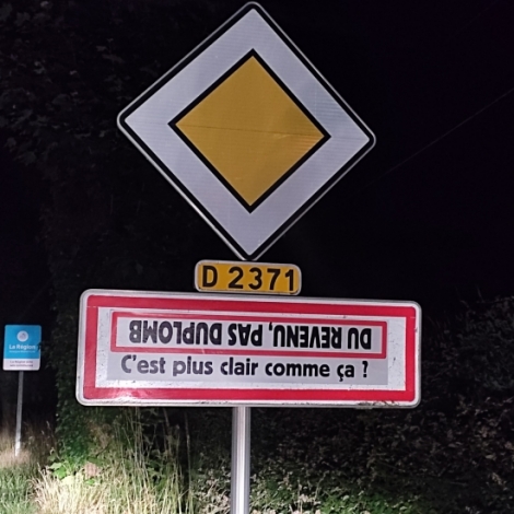 Les agriculteurs de la Confdration Paysanne mobiliss dans l'Allier contre la proposition de loi Duplomb