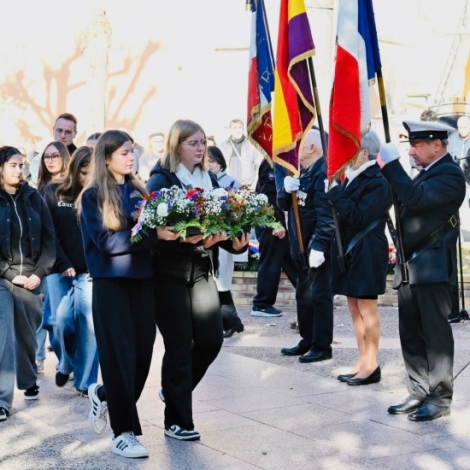 Marie, journaliste en herbe d'Emile Mle  Commentry, nous parle du Bleuet de France, symbole du devoir de mmoire
