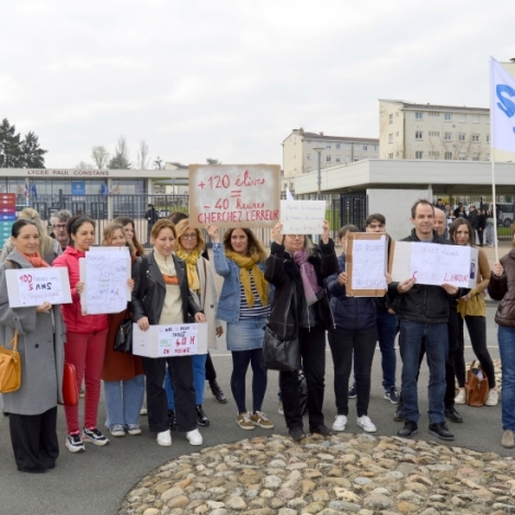 Mobilisation d'enseignants du lyce Paul Constans ce jeudi 27 mars pour dnoncer la baisse du nombre d'heures d'enseignement