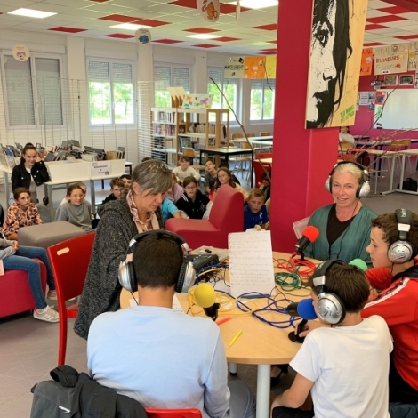 Nos journalistes en herbe du collge Emile Mle de Commentry ont interview la comdienne d'Attrape Sourire Barbara Killian