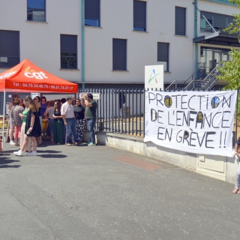 Pas assez d'effectifs pour trop de missions et d'enfants confis : les agents de la protection de l'enfance du Conseil Dpartemental de l'Allier sont en grve  Montluon