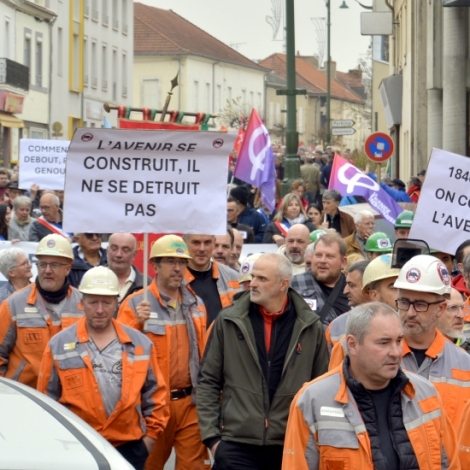 Plus de 2 000 personnes ont manifest  Commentry pour soutenir les salaris d'Erasteel qui ont aussi reu le soutien du ministre de l'industrie