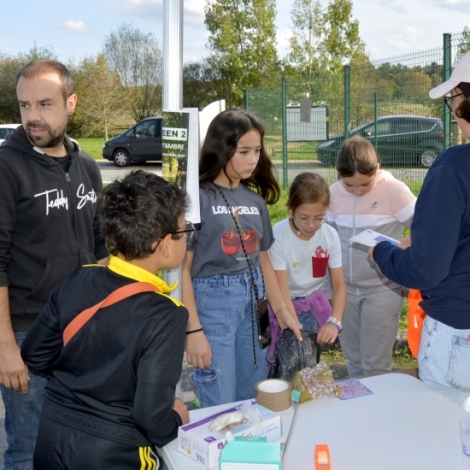 Pour nettoyer un peu les abords de l'tang de Sault, une soixantaine de personnes tait mobilise samedi  Prmilhat