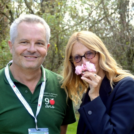 Sandrine Kiberlain parmi les roses de Delbard pour les 90 ans des ppinires de Malicorne
