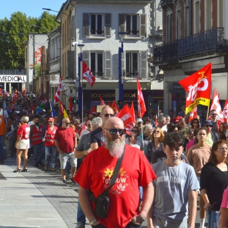 Un peu plus de monde que la semaine pasee hier dans la manifestation  Montluon
