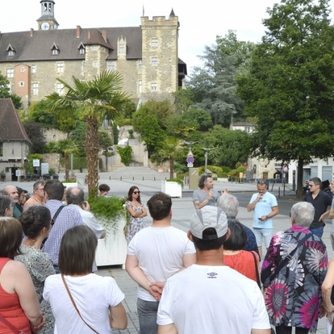 Une cinquantaine de personnes rassembles ce jeudi 12 juin  Montluon, pour rendre hommage  Mlanie, assistante d'ducation assassine mardi en Haute-Marne