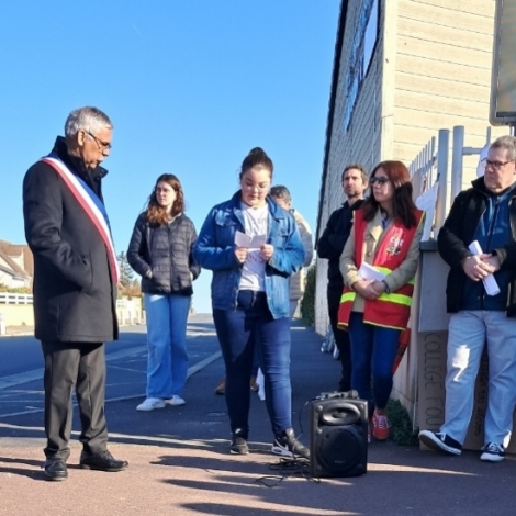 Une soixantaine de personnes mobilises hier pour le poste de CPE au collge de Vallon-en-Sully