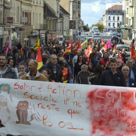 Environ quatre-cent manifestants dans la rue hier  Montluon...